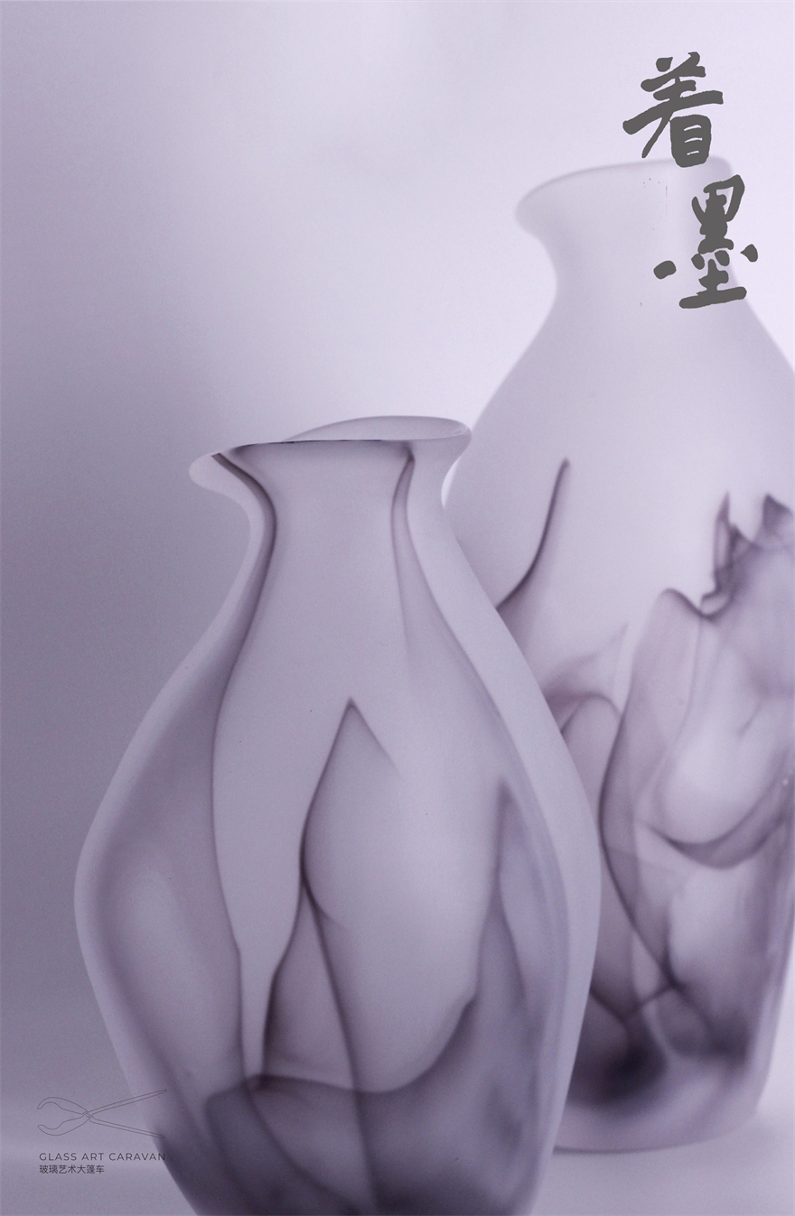 《倚偎-着墨花器组》-热玻璃吹制-34x17x13cm 25x18x13cm-安娜（中国）-2023年.jpg